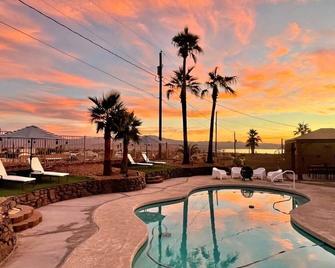 Trendy Desert Getaway Pool, Spa, Game Room - Lake Havasu City - Piscina