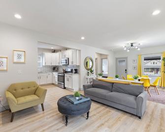 Saunascape: Sauna, Firepit & Ping-Pong - Jeffersonville - Living room