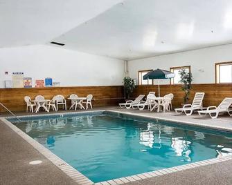Norwood Inn and Suites - Roseville - Roseville - Pool