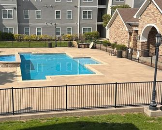 Spacious 4-bedroom apartment with WiFi, fitness room in charming Warrensburg - Warrensburg - Pool