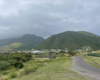 Beautiful One Of A Kind Mountain Views Apartment - Basseterre