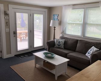 Steps To The Beach With An Ocean View, - Barnstable - Sala de estar