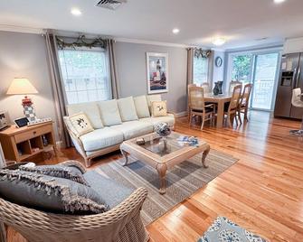 Quaint Cozy Beach Cape Escape - East Falmouth - Living room