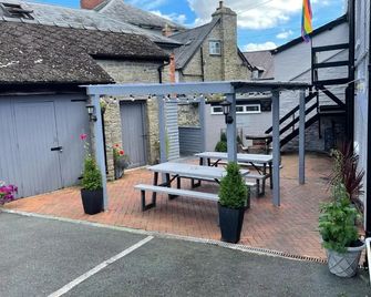 The Swan Hotel - Kington - Patio