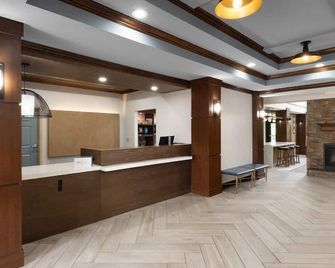King Suite. Free Breakfast. Gym. Near Mercy Hospital Northwest Arkansas! - Rogers - Front desk