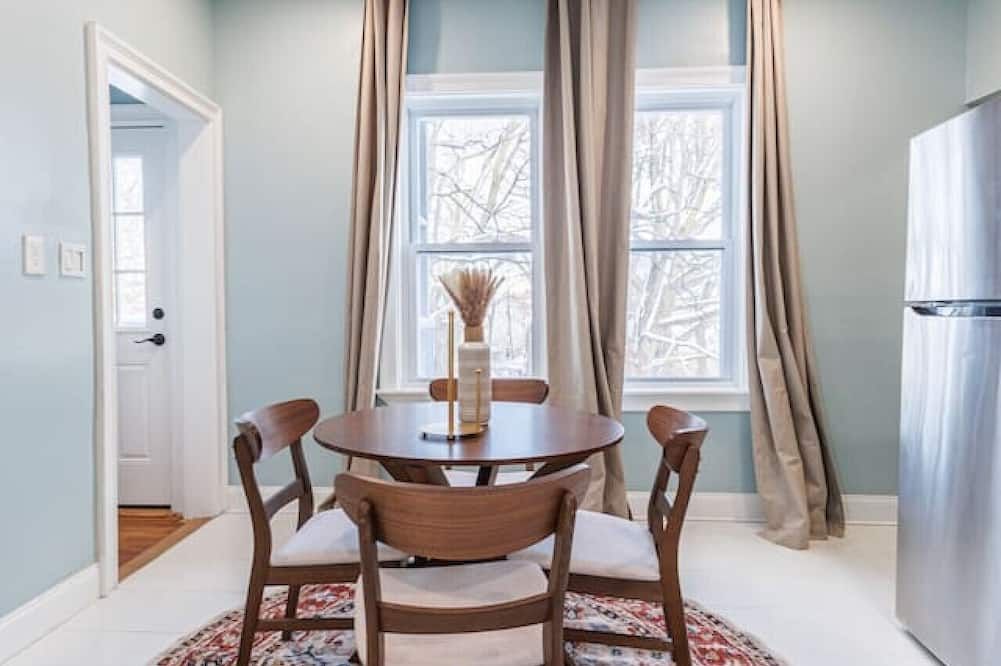 Stylish 3 Bedroom Apartment - بوسطن - غرفة طعام