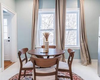 Stylish 3 Bedroom Apartment - بوسطن - غرفة طعام