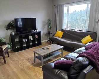 Spacious 2 bedroom suite near Wood Lake with a view. Family/pet friendly! - Lake Country - Huiskamer
