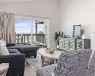 Oceanfront 2br Sleeps 6 - Linens, Beach Chairs & Intracoastal Fishing & Kayaking - Sneads Ferry - Living room