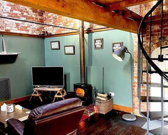 2-Bed 18th Century Barn - Sleeps 6 - Pet Friendly - Boston - Living room