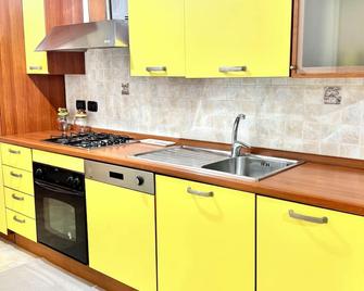 Thalè vacation home ground floor apartment outdoor patio and parking. 7 guests - Stalettì - Кухня