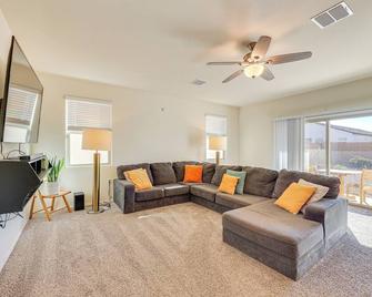 Family-Friendly Home with Playroom in San Tan Valley - San Tan Valley - Living room