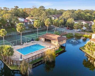 Dogs Welcome! Pool access. 1 Block to beach! Serene retreat under a majestic old oak canopy - Fernandina Beach - Pool