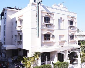 Hotel Shiva Residency - דהרדון - בניין