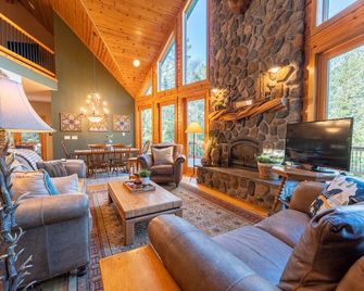 Fortune Ridge: Your Winter Adventure Hub for Snowmobiling, Ice Fishing, and Comfort - Crystal Falls - Living room