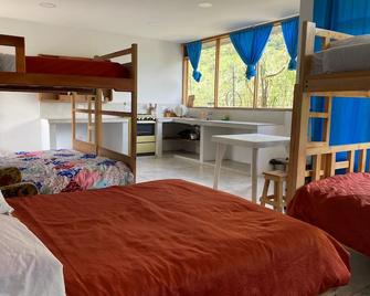 Backpackers Balconies, a break for families and backpackers. - Baños de Agua Santa - Habitación