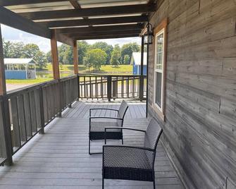Red Leaf Cottages - Lake Village - Balcón