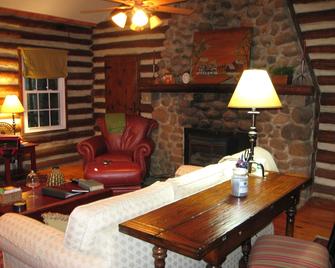 Log Home on Lake near Hampden Sydney & Longwood University - Farmville - Living room