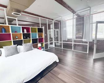 Jennifer's Vibrant Historic Brick Loft Private Apartment - Providence - Bedroom