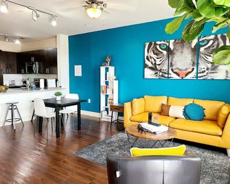 Modern Vibrant Lux 1 Bdr 2 Beds, Central Location - Cedar Hill - Living room