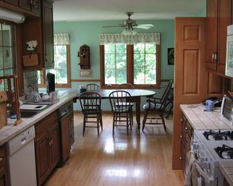 3 Bedroom House in Rural Setting but close to Iowa City/Solon - Solon - Kitchen