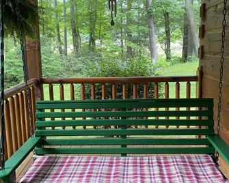 Peace & Tranquility, Mtn.Cabin By A Stream Near A.T. And Roan Mtn State Park - Roan Mountain - Balcony