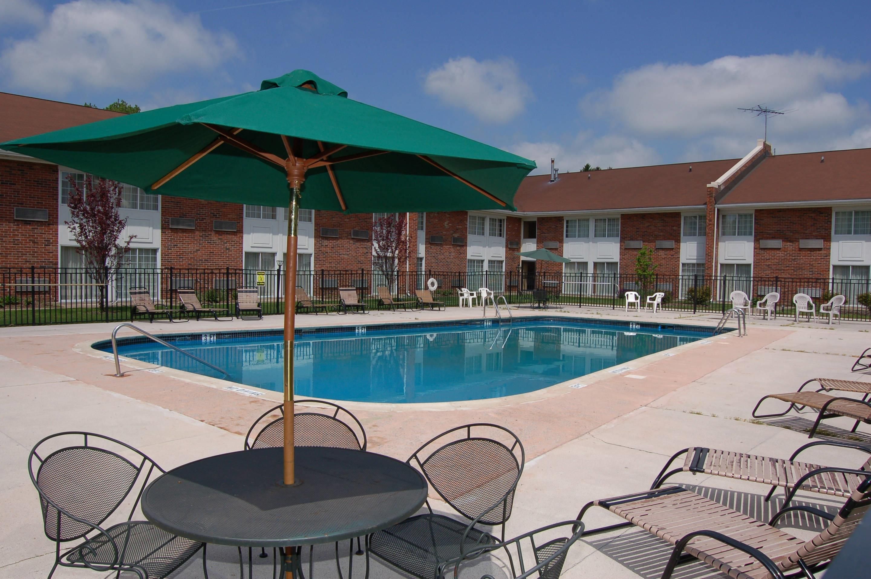 Rodeway Inn and Suites East Windsor - East Windsor - Pool