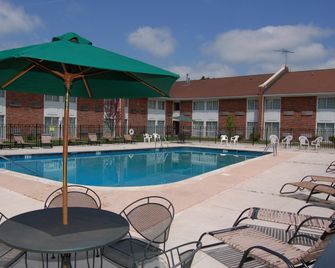 Rodeway Inn and Suites East Windsor - East Windsor - Pool