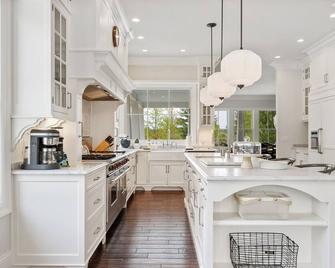 Lost Lane-Secluded Luxury Retreat w/ Hot Tub in Ellison Bay - Ellison Bay - Cocina