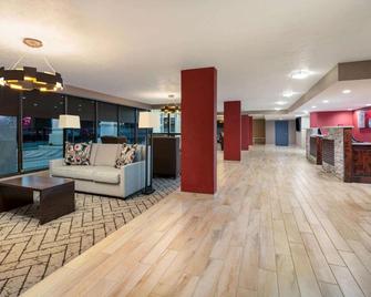 Ramada by Wyndham Texarkana - Texarkana - Вітальня