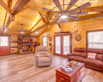 Pet-Friendly Chattanooga Cabin w/ Hot Tub & Kayaks - Chattanooga - Living room
