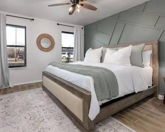 Clean and Updated Home in Moore with Bonus Room - Moore - Bedroom