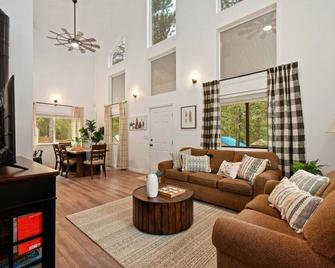 Cascade Cabin, Walk to the Lake, Wood Fireplace, Amazing Deck! - Cascade - Living room
