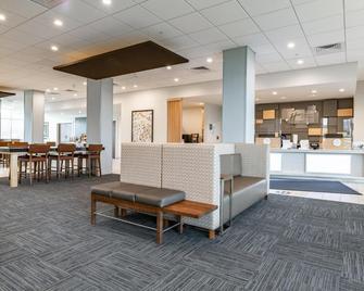 Holiday Inn Express & Suites Moundsville - Moundsville - Lobby