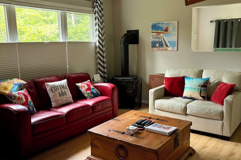 \'Charal Greenhouse Cottage\' in Sauble Beach - 5 min to beach and 10 min to shops - South Bruce Peninsula - Sala de estar
