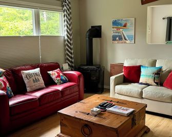 \'Charal Greenhouse Cottage\' in Sauble Beach - 5 min to beach and 10 min to shops - South Bruce Peninsula - Huiskamer