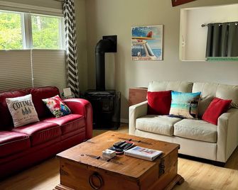 \'Charal Greenhouse Cottage\' in Sauble Beach - 5 min to beach and 10 min to shops - South Bruce Peninsula - Sala de estar