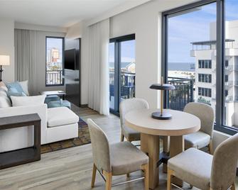 Embassy Suites by Hilton Gulf Shores Beach Resort - Gulf Shores - Living room