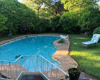 The Den - Cosy 3 Bedroomed House Zimbabwe - Mutare - Piscina