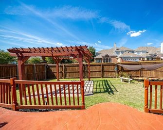 Stylish Family Getaway | Room for Everyone - Red Oak - Balcón