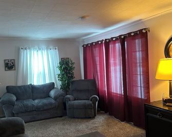 Cozy 2-bedroom home in a quiet neighborhood close to all the amenities - Terre Haute - Вітальня