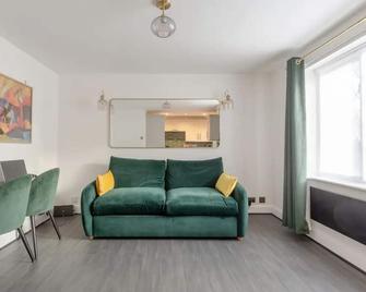 2 King Beds Modern Refurb Flat - 10 Min 2 London Bridge - Sleeps 6 - London - Living room