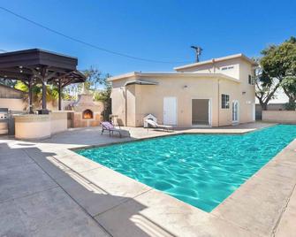 Luxurious Vacation Villa with Lap Pool - Los Angeles - Pool