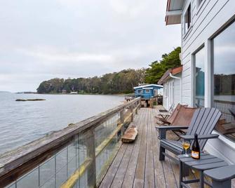 Cozy Coastal Stay | Hot Tub, Beachfront, Fireplace - Marshall - Balcony