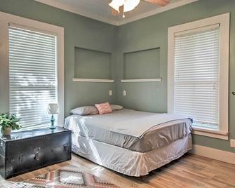 Historic Moss Point House with Loft - 6 Mi to Beach! - Moss Point - Bedroom