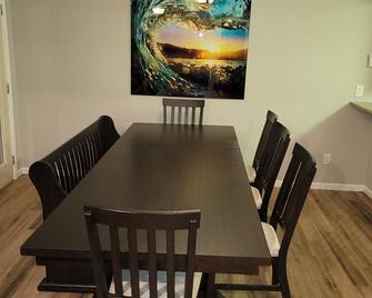 Sleeps 10 with Large Deck and Huge Private Dock - Eldon - Comedor
