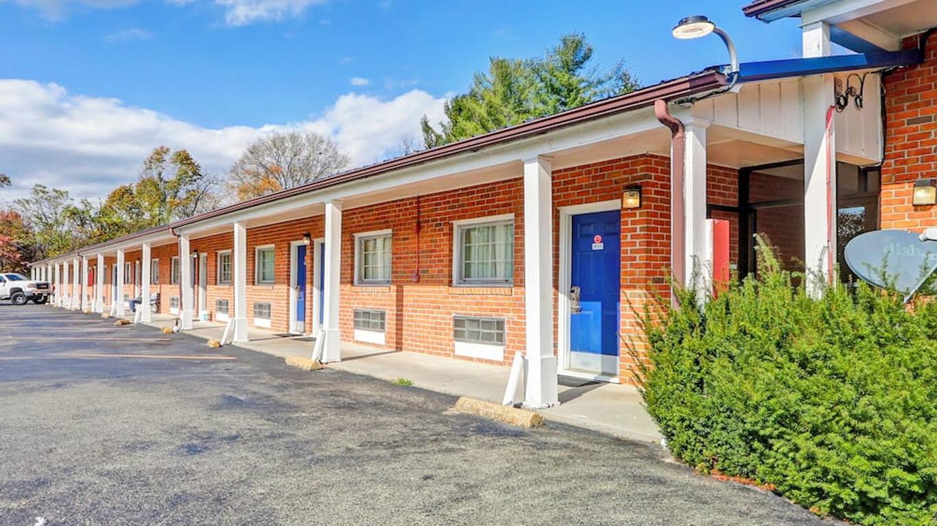 Hotel O Relax Inn Lewisburg near I-64