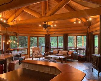 Custom built log home surrounded by lakes - Logan Lake - Sala de estar