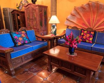 Delightful Garden Casita with Private Terrace on a Beautiful Sandy Beach - Los Ayala - Sala de estar