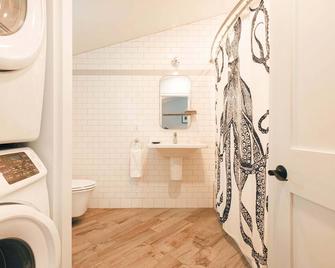 Great Island Inn - Queen Studio Apt - River View - New Castle - Bathroom